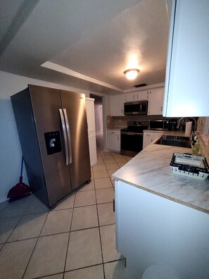 Fridge, microwave, stovetop, dishwasher