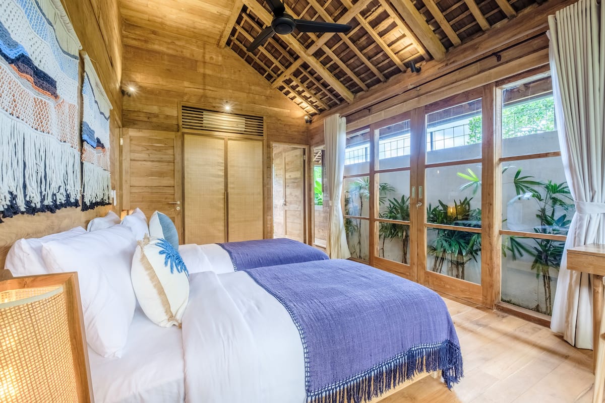 4 bedrooms, in-room safe, desk, laptop workspace