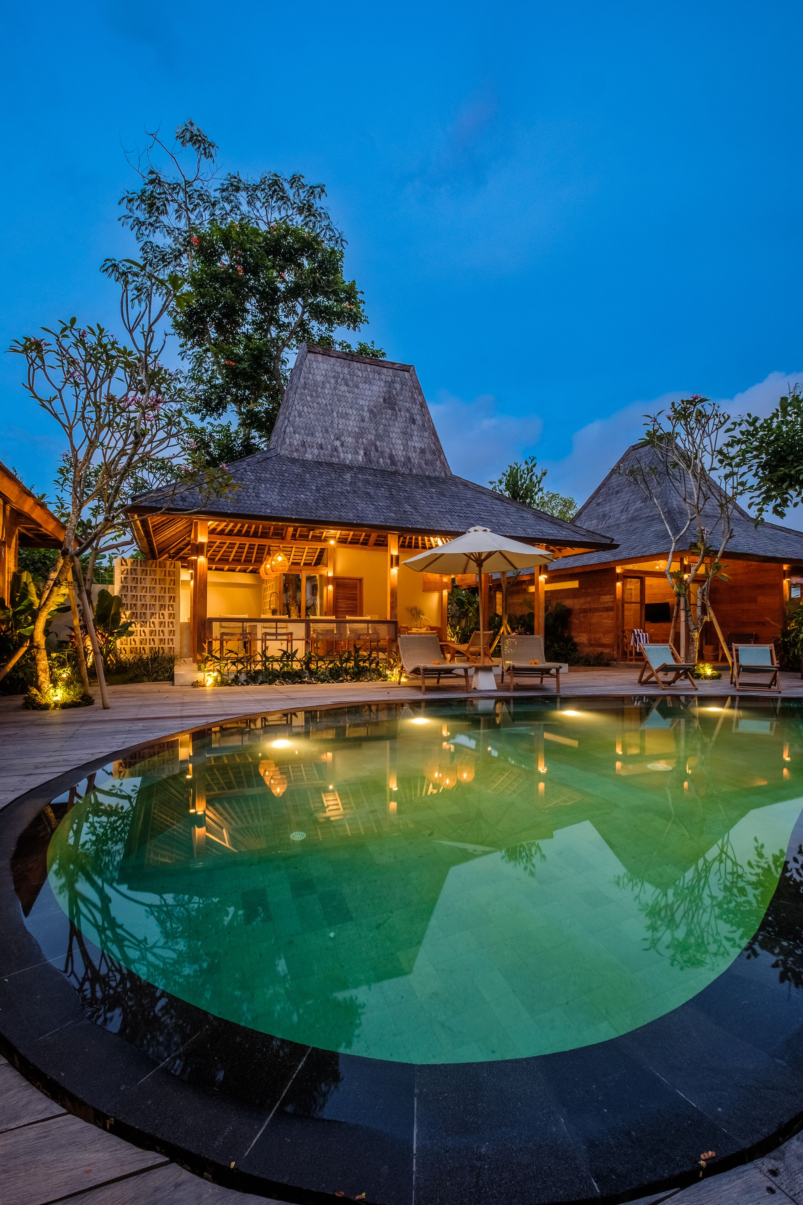 室外游泳池，提供泳池遮陽傘和日光浴躺椅