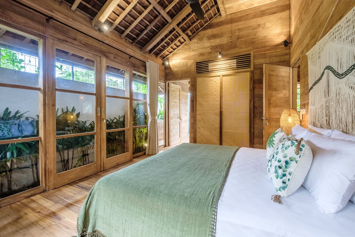 4 bedrooms, in-room safe, desk, laptop workspace