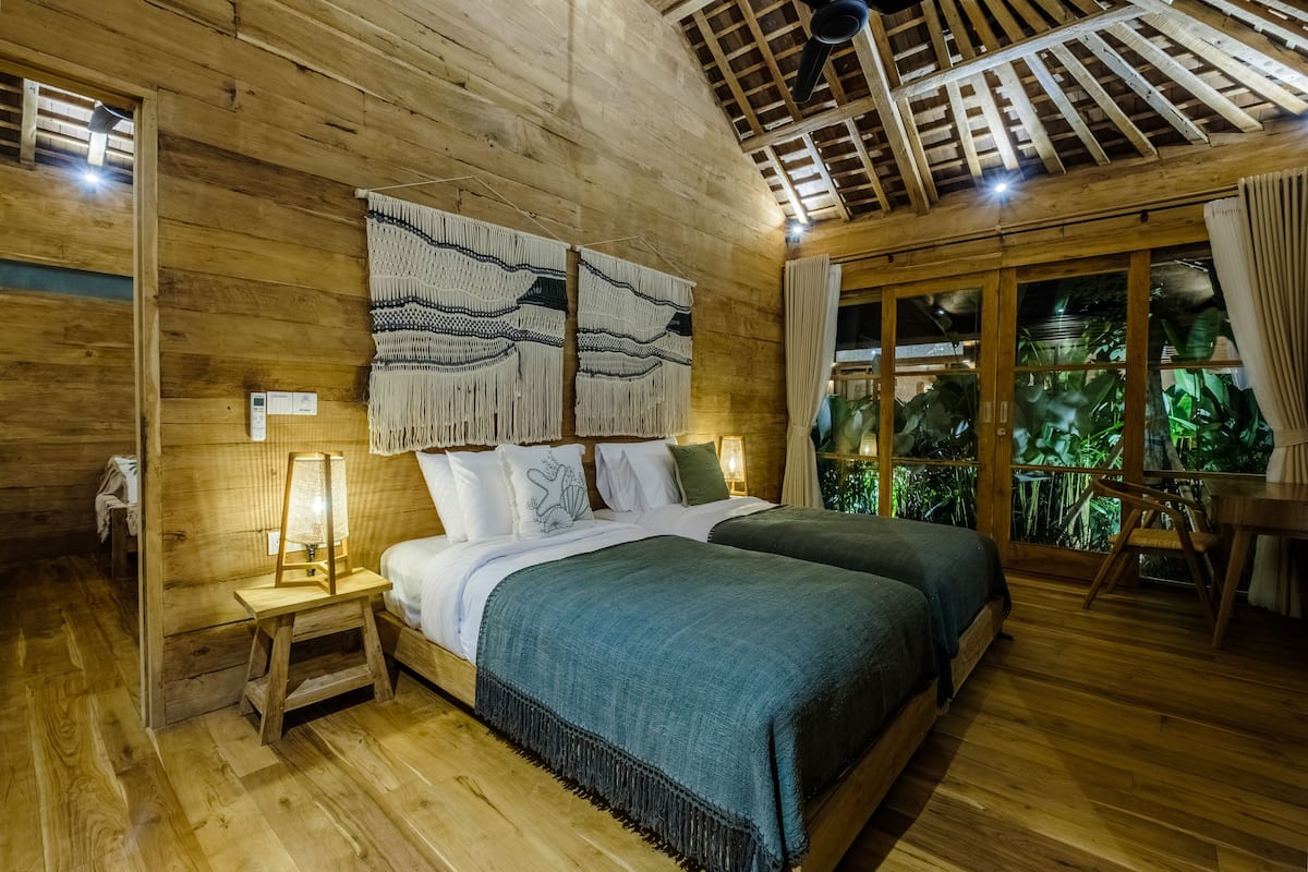 4 bedrooms, in-room safe, desk, laptop workspace