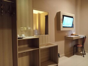 Escritorio, wifi gratis y ropa de cama 