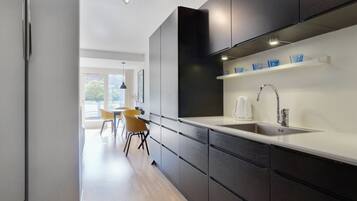 Køleskab, ovn, højstol, køkkentøj/tallerkener/redskaber