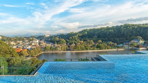 Kolam renang infinity