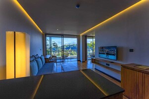 Cubrecamas, artículos del minibar gratis y decoración personalizada 