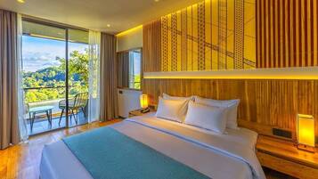 Habitación de hotel con una cama grande, un balcón con vistas a las montañas y un diseño de pared de madera.