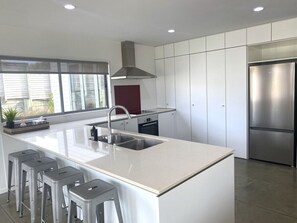 Fridge, microwave, oven, stovetop - Ruakaka Holiday Home Walk to Beach (Ruakākā)