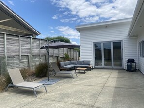 Terrace/patio - Ruakaka Holiday Home Walk to Beach (Ruakākā)