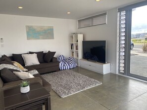 TV, books - Ruakaka Holiday Home Walk to Beach (Ruakākā)