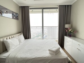 Luxury Apartment | 2 bedrooms, blackout curtains, iron/ironing board, free WiFi