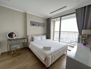 Appartement Luxe | 2 chambres, bureau, rideaux occultants, fer et planche à repasser
