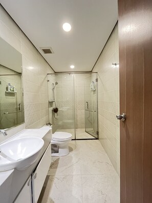 Luxury Apartment | Bathroom