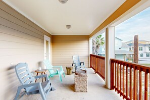 Terrace/patio - Shared Heated Pool, Golf Cart Access, Parking for 2, Pet Friendly (Port Aransas)