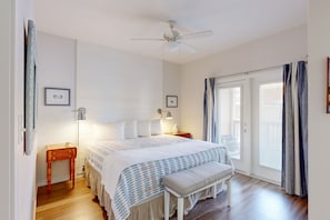 3 bedrooms, free WiFi, bed sheets - Shared Heated Pool, Golf Cart Access, Parking for 2, Pet Friendly (Port Aransas)