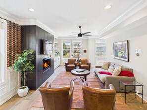 Televisión, chimenea, tenis de mesa y libros