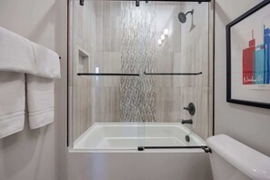 Douche, sèche-cheveux, serviettes fournies, shampoing