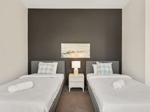 5 室のベッドルーム、デスク、WiFi (無料)