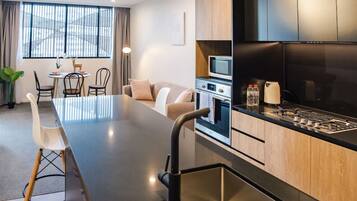 Fridge, microwave, dishwasher, cookware/dishes/utensils