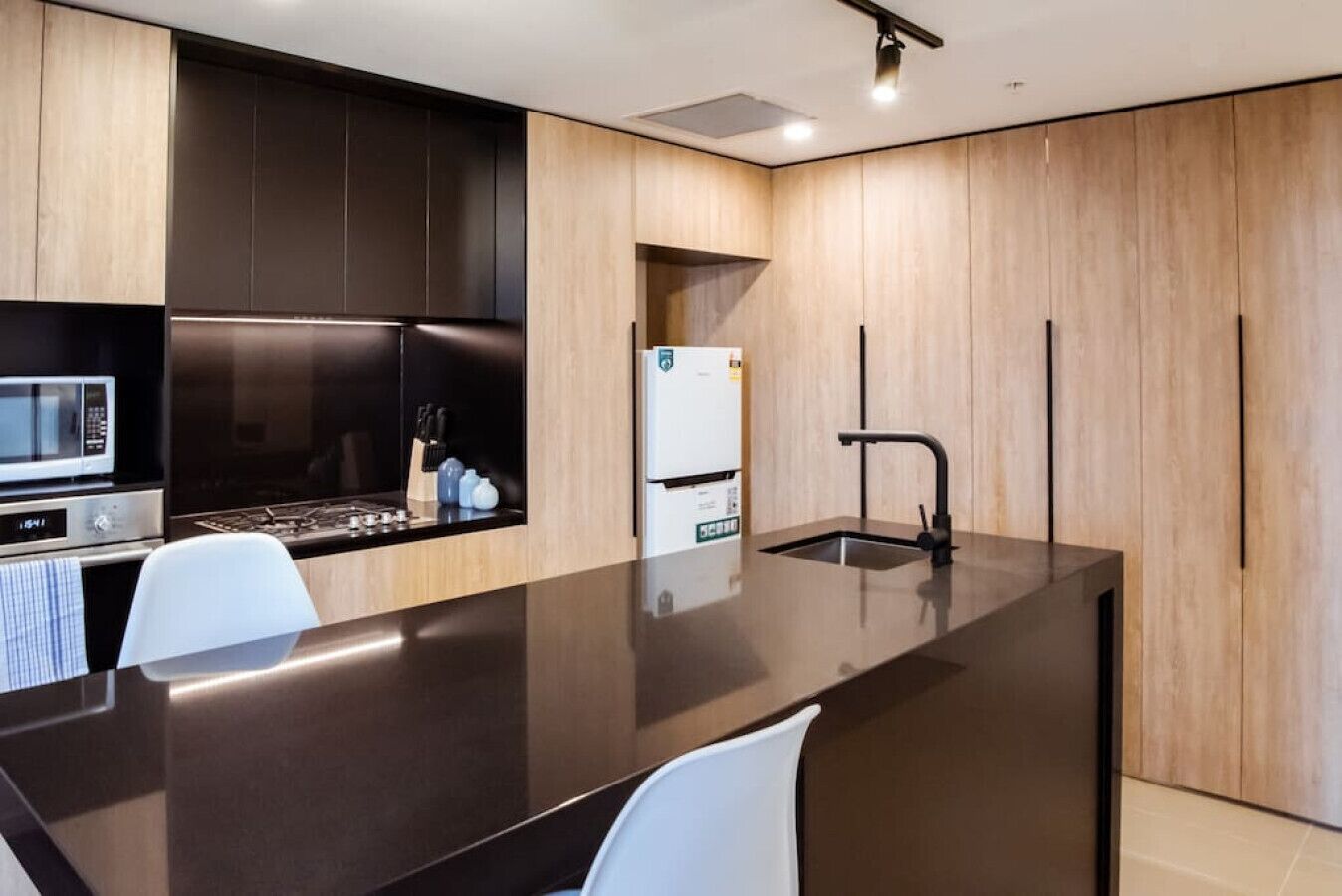 Kjøleskap, mikrobølgeovn, oppvaskmaskin og kjøkkenutstyr