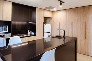 冷蔵庫、電子レンジ、食器洗い機、調理器具と食器