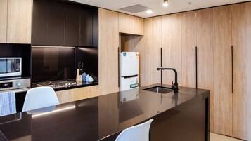 Fridge, microwave, dishwasher, cookware/dishes/utensils