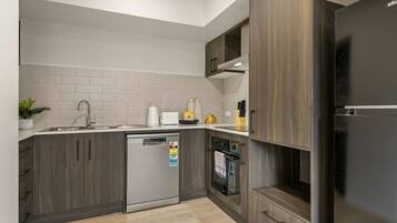 Jääkaappi, mikroaaltouuni, uuni, liesi