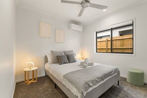 5 bedrooms, desk, iron/ironing board, free WiFi - Dual-key 5BR Family home w/ stunning interior (Browns Plains)