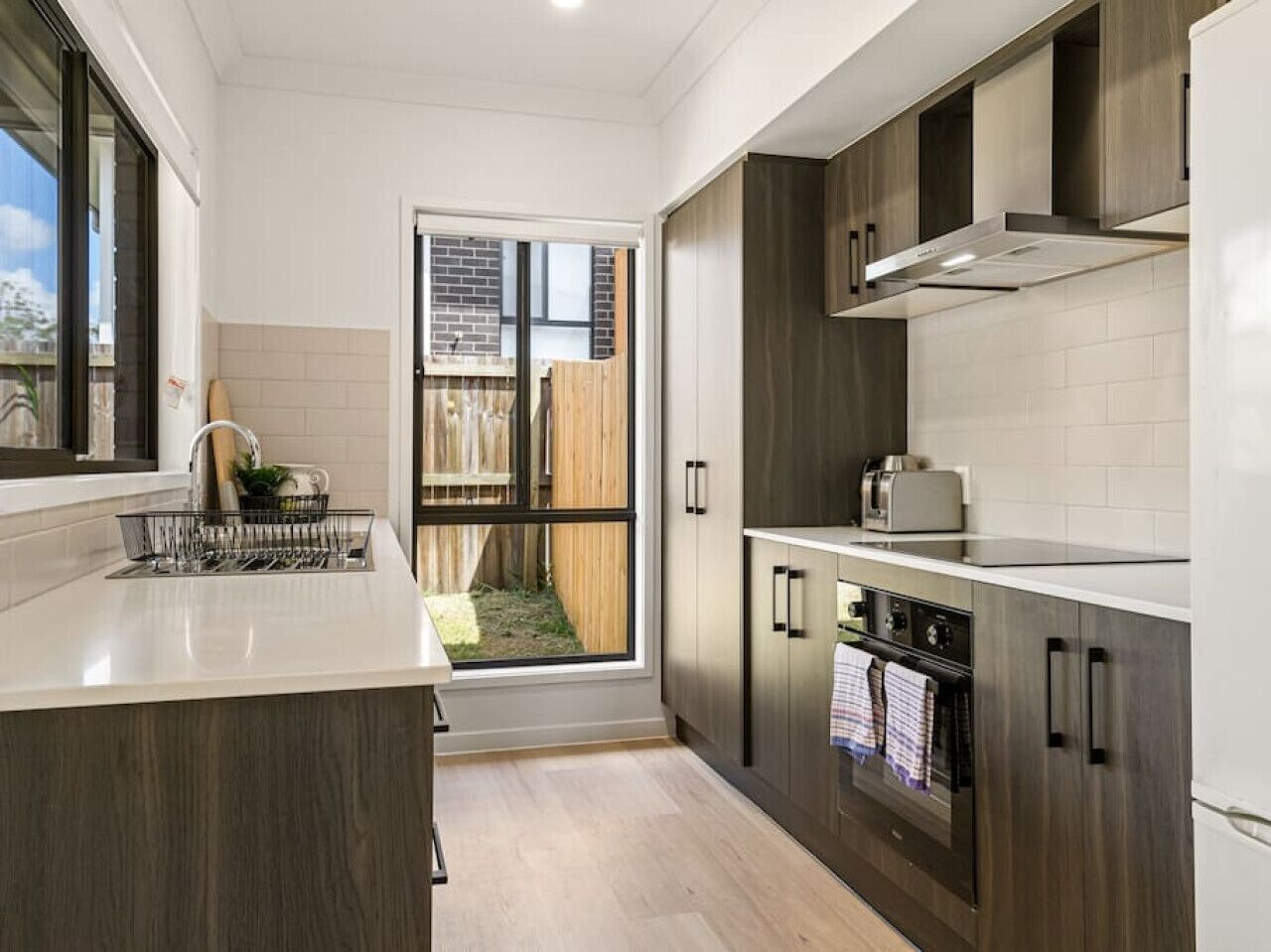 Kühlschrank, Mikrowelle, Ofen, Geschirrspüler