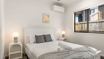 2 makuuhuonetta, työpöytä, silitysrauta/-lauta, ilmainen Wi-Fi