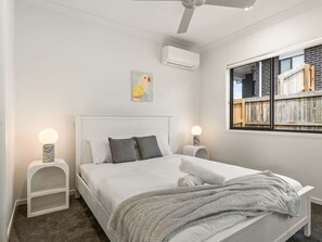 2 soverom, skrivebord, strykejern/-brett og wi-fi (inkludert)