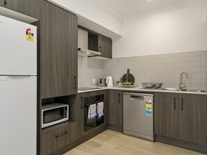 ثلاجة، ميكروويف، فرن، موقد طهي مسطح