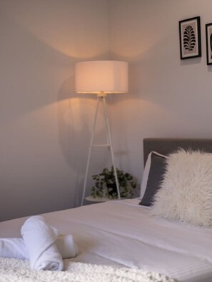 2 عدّة غرف نوم ومكتب ومكواة/لوح كي وواي فاي مجانًا