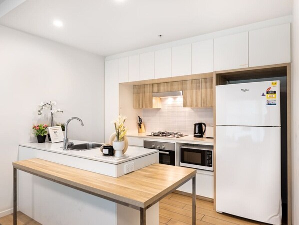 冷蔵庫、電子レンジ、オーブン、コンロ