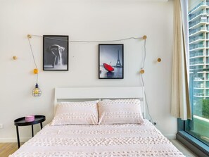 1 bedroom, desk, iron/ironing board, free WiFi - Simply stunning! Riverside 1BR apt @Hamilton (Hamilton)
