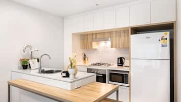 Frigorifero, microonde, forno, piano cottura