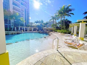 Pool - Stunning riverview! 2BR holiday apt good location (Surfers Paradise)