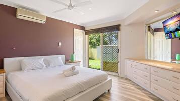 4 bedrooms, desk, iron/ironing board, free WiFi