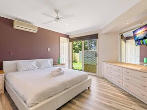 4 bedrooms, desk, iron/ironing board, free WiFi