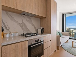 冷蔵庫、電子レンジ、オーブン、コンロ