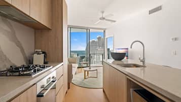 Refrigerador, microondas, horno y parrilla de estufa