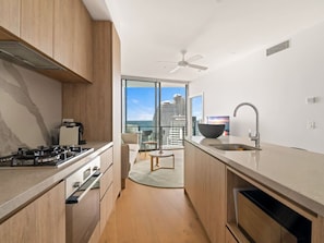 Refrigerador, microondas, horno, placa de cocina