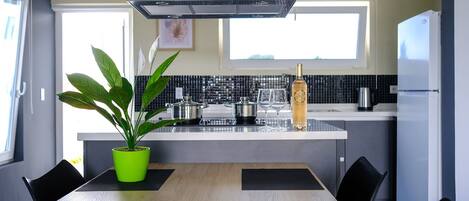 Køleskab, mikrobølgeovn, ovn, kogeplade