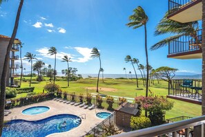 Ein Resort mit Pool, Palmen und Blick auf den Ozean.