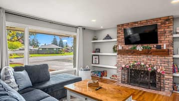 Älytelevisio, videopelejä, DVD-soitin, pöytäjalkapallopöytä