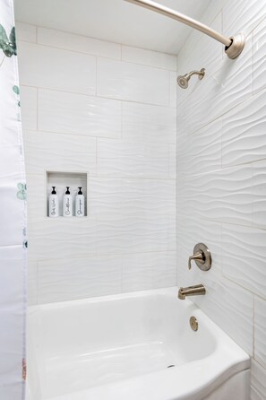 Secadora de cabello, toallas, jabón, shampoo 