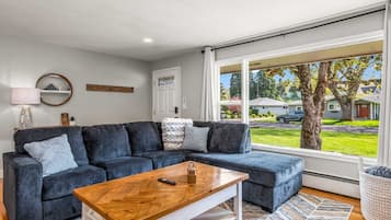 Älytelevisio, videopelejä, DVD-soitin, pöytäjalkapallopöytä