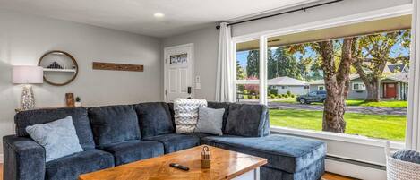 Smart-TV, Videospiele, DVD-Player, Tischfußball