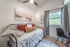 4 habitaciones, tabla de planchar con plancha, wifi y ropa de cama