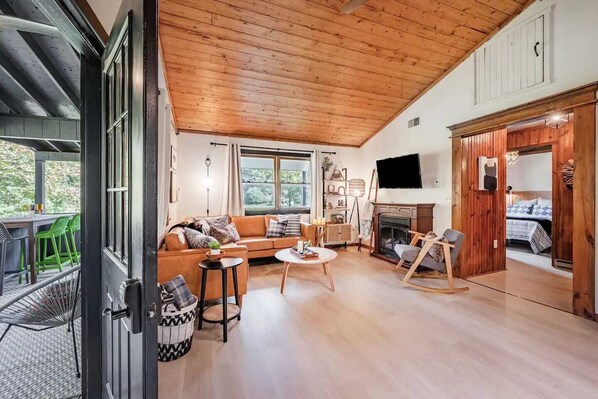 TV, fireplace, offices