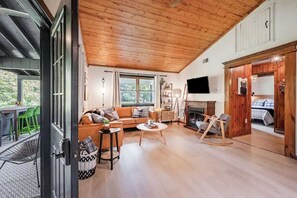 Télévision, cheminée, espaces bureaux